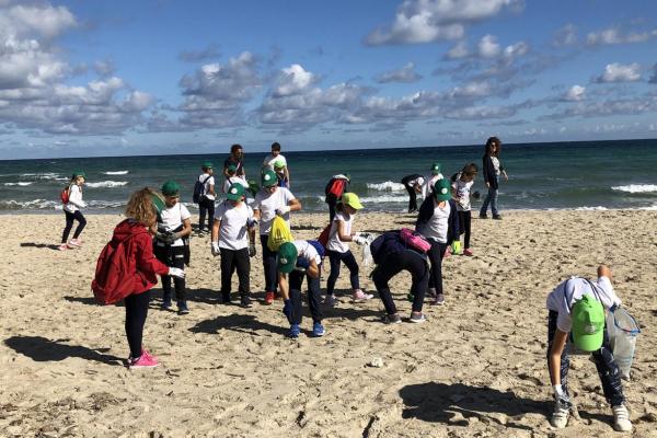 Collecting marine litter2