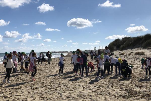 Collecting marine litter3